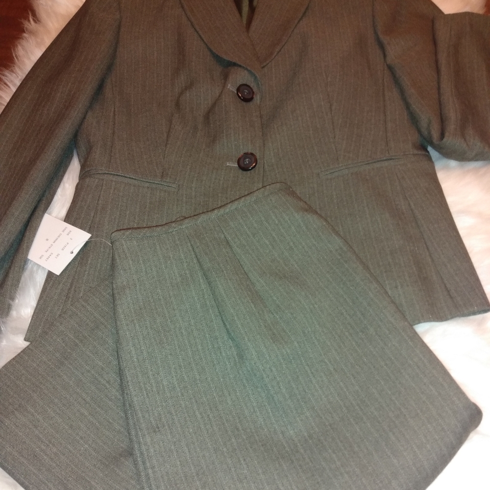 Travis Ayers two piece skirt and Jacket set New with Tags.. size 8  Sage color